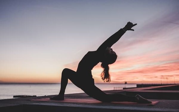 Comment la pratique du yoga nidra peut-elle améliorer la qualité du sommeil et réduire le stress ?