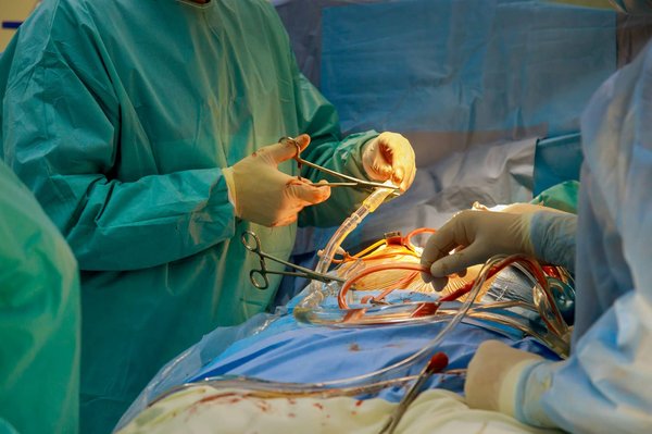 Quelles sont les nouvelles techniques de chirurgie mini-invasive pour les patients atteints de cancer?